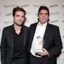 Robert Pattinson Presents Chris Weitz with an Award - 454 x 376
