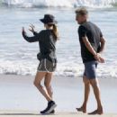Julia Roberts – Walking on the beach on the Gold Coast - 454 x 324