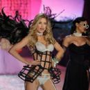 Doutzen Kroes and Rihanna - 2012 Victoria's Secret Fashion Show - Performance - 454 x 303