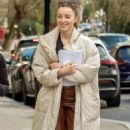 Phoebe Dynevor – Seen with her mother Sally Dynevor while out in Hamstead - 454 x 792