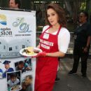 Christina DeRosa – Los Angeles Mission Thanksgiving Meal for the Homeless - 454 x 725