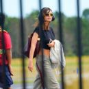 Emily Ratajkowski – Spotted at the airport in East Hampton