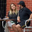Jenny Mollen and Jason Biggs – Spotted at a cafe in New York City - 454 x 623