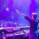 Armin van Buuren - 454 x 303