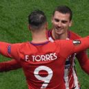 Torres entró en el 90' y levantó la copa junto a Gabi - 454 x 255