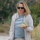 Alicia Silverstone – Seen after a Memorial Day hike in Hollywood Hills - 454 x 636
