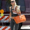 May 18, 2010: Anna going to the gym in Miami, FL., USA - 454 x 713