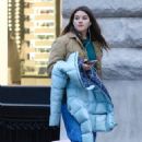 Suri Cruise – Carrying a pink luggage in New York - 454 x 727