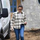 Jennifer Garner – checks on her house under construction in Brentwood