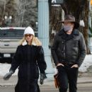 Liza Powel O’Brien – Steps out in Aspen - 454 x 682