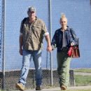 Gwen Stefani – With Blake Shelton watch her son play a game in Los Angeles - 454 x 490