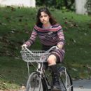 Jenna Ortega – Rode her bike on the set of ‘Beetlejuice 2’ in East Corinth - 454 x 681