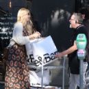 Claudia Schiffer Shopping at Crate and Barrel - 454 x 609