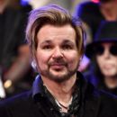 Rikki Rockett of Poison attends the press conference for THE STADIUM TOUR DEF LEPPARD - MOTLEY CRUE - POISON at SiriusXM Studios on December 04, 2019 in Los Angeles, California - 400 x 600