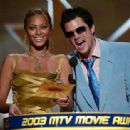 Beyonce and John Knoxville- The 2003 MTV Movie Awards - 454 x 313