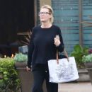 Sandra Lee – Seen shopping along a Malibu sidewalk - 454 x 681