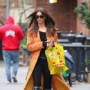 Emily Ratajkowski – Looks chic in an orange trench coat in New York
