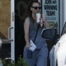 Kaley Cuoco – Photographed grocery shopping at Vons in Calabasas