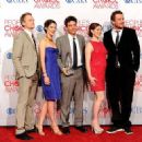 Neil Patrick Harris, Cobie Smulders, Josh Radnor, Alyson Hannigan and Jason Segel - The 38th Annual People's Choice Awards (2012) - 454 x 323