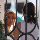 Kristen Wiig – With Leslie Bibb on the set of ‘Mrs. American Pie’ in Los Angeles - 454 x 681