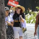 Kate Flannery – Supporte strike at Netflix in Los Angeles - 454 x 681