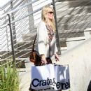 Claudia Schiffer Shopping at Crate and Barrel - 454 x 591