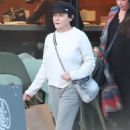 Shannen Doherty Leaves Dinner with Her Mom and a Friend at Nicolas Eatery in Malibu - 454 x 681