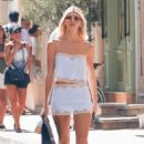 Devon Windsor With Jonathan Barbara Enjoying Shopping In Saint Tropez - 454 x 681