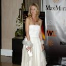 Kelly Rowan - Crystal & Lucy Awards Arrivals (10/6/2005) - 454 x 643