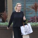 Sandra Lee – Seen shopping along a Malibu sidewalk - 454 x 681