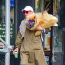 Busy Philipps – Shops for flowers in New York - 454 x 681