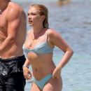 Florence Pugh – Spotted in Ibiza - 454 x 620