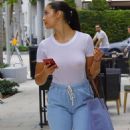 Tao Wickrath – Walks the streets of Miami on Mother’s Day - 454 x 903