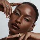 L'Officiel Belgium December 2022 - 454 x 588