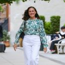 Molly Shannon – In white pants running some errands in New York - 454 x 681