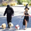 Courtney Stodden – With her fiancé Chris and their dogs - 454 x 394