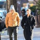 Maggie Gyllenhaal – With Peter Sarsgaard on a stroll around Manhattan - 454 x 683