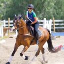 Iggy Azalea – Takes horseback riding lessons in Malibu - 454 x 526