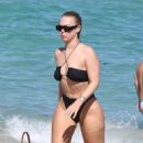 Bianca Elouise – In a black two-piece bikini in Miami - 454 x 681
