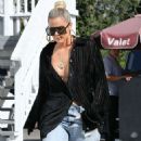 Khloe Kardashian – Out for lunch at Stanley’s in Sherman Oaks