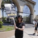 Jeanne Tripplehorn – SAG-AFTRA and WGA Strike outside Paramount Studios in Hollywood - 454 x 681