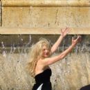 Chiara Mastroianni – With Catherine Deneuve filming ‘O Sole Mio’ - 454 x 706