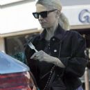 Jordyn Blum kept her wedding ring off while grocery shopping at Gelson's Market in Los Angeles - 454 x 568