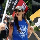 Justine Bateman – Seen at the SAG-AFTRA strike at Netflix in Hollywood - 454 x 681