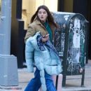 Suri Cruise – Carrying a pink luggage in New York - 454 x 630
