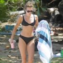 Miley Cyrus – With Mother Tish and Stepfather Dominic is enjoying her vacation in Hawaii - 454 x 681