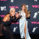 Tiffany Haddish and Shakira - The 2023 MTV Video Music Awards - Backstage - 408 x 612