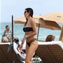 Elisabetta Gregoraci – On joyful beach day in Miami - 454 x 681