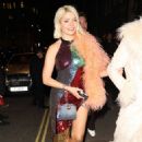 Holly Willoughby – Arriving at 70s party in London - 454 x 651