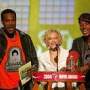 Shawn Wayans, Brittany Murphy and Marlon Wayans - The 2004 MTV Movie Awards - 454 x 303